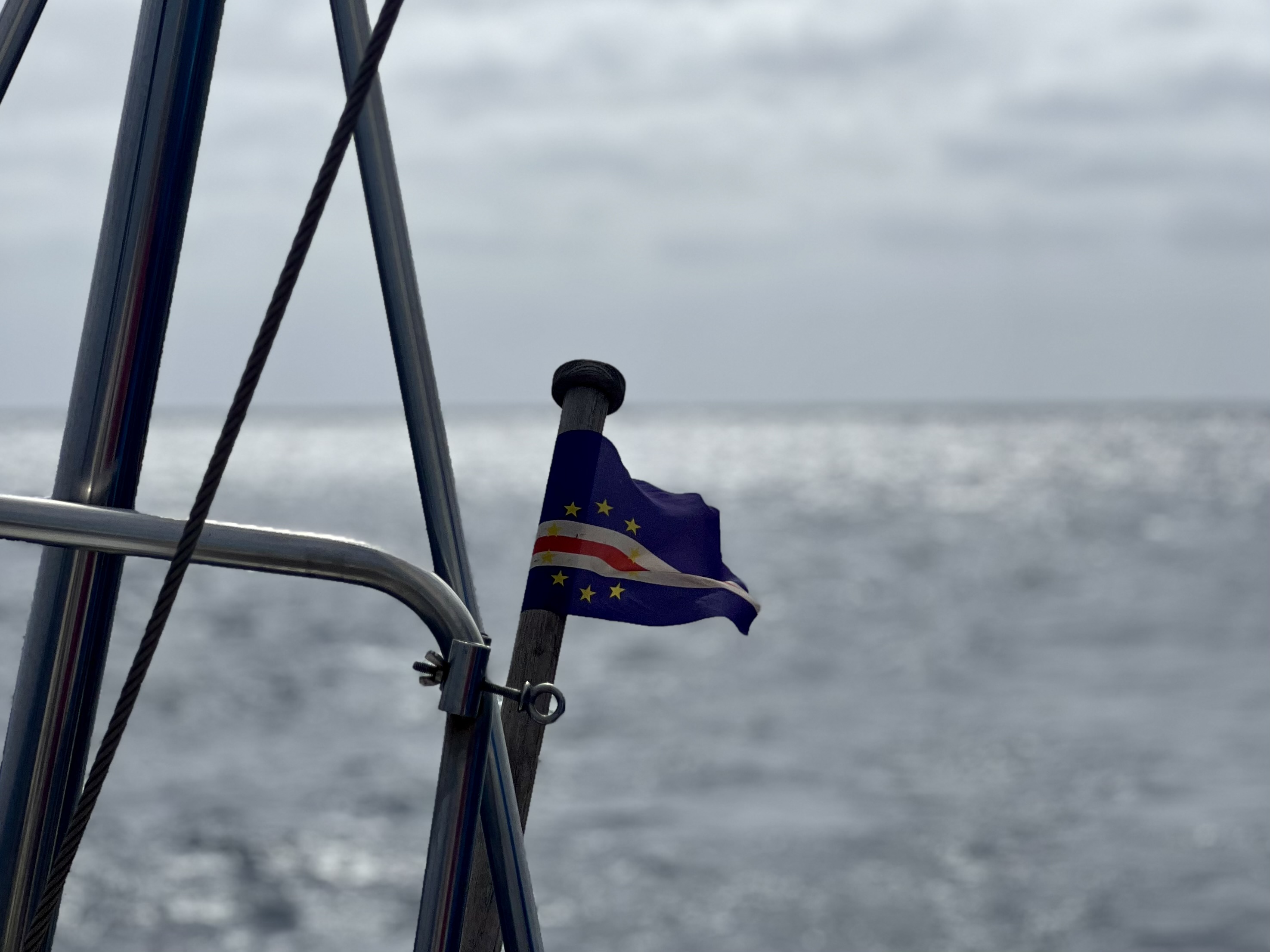 Man sieht Gestänge am Bug eines Segelbootes beim Segeln auf den Kapverden. Das Segelboot fährt unter kapverdischer Flagge und gehört Cuba Libre Sailing Trips.