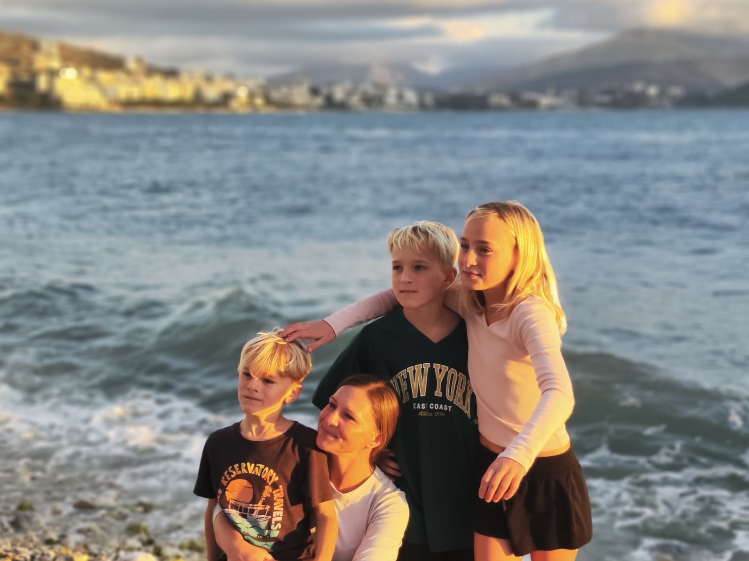 Günstige Reiseziele in Europa für Familien - eine Familie am Strand in Albanien