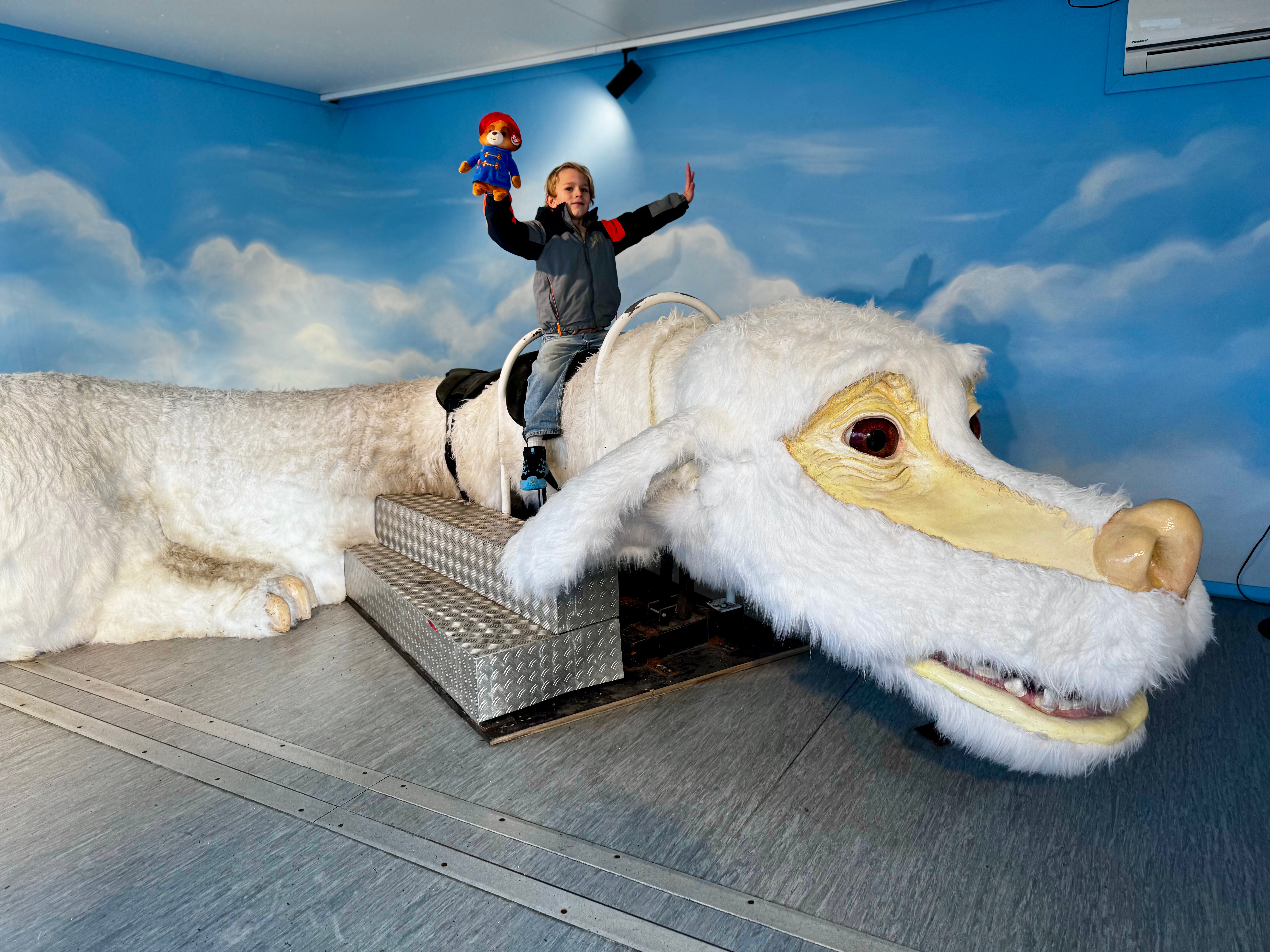 Lohnt sich die Bavaria Filmstadt mit Kindern? Ein Kind sitzt auf dem Drachen Fuchur