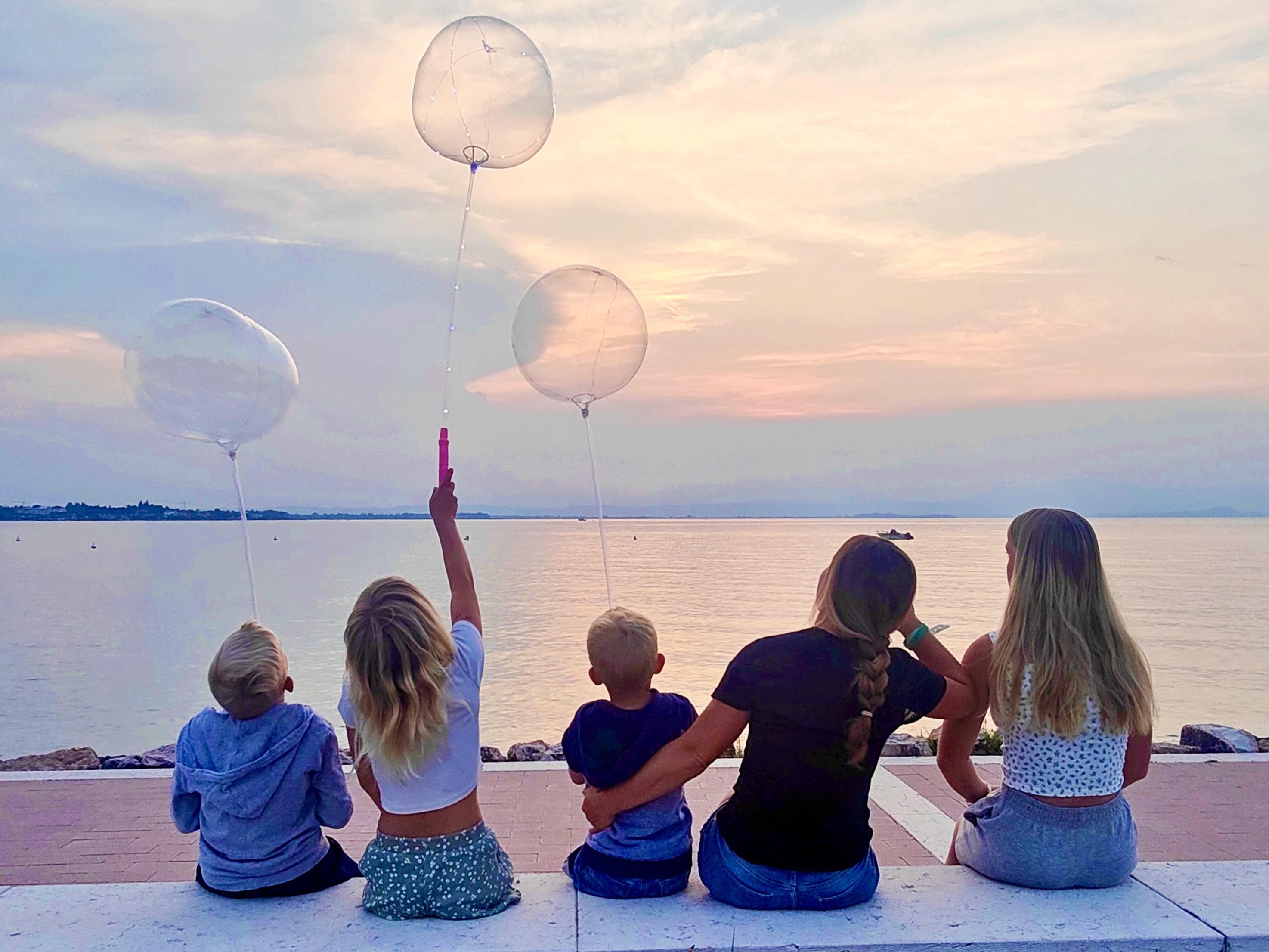 Lake Garda with kids: sunset at the promenade at Del Garda Village