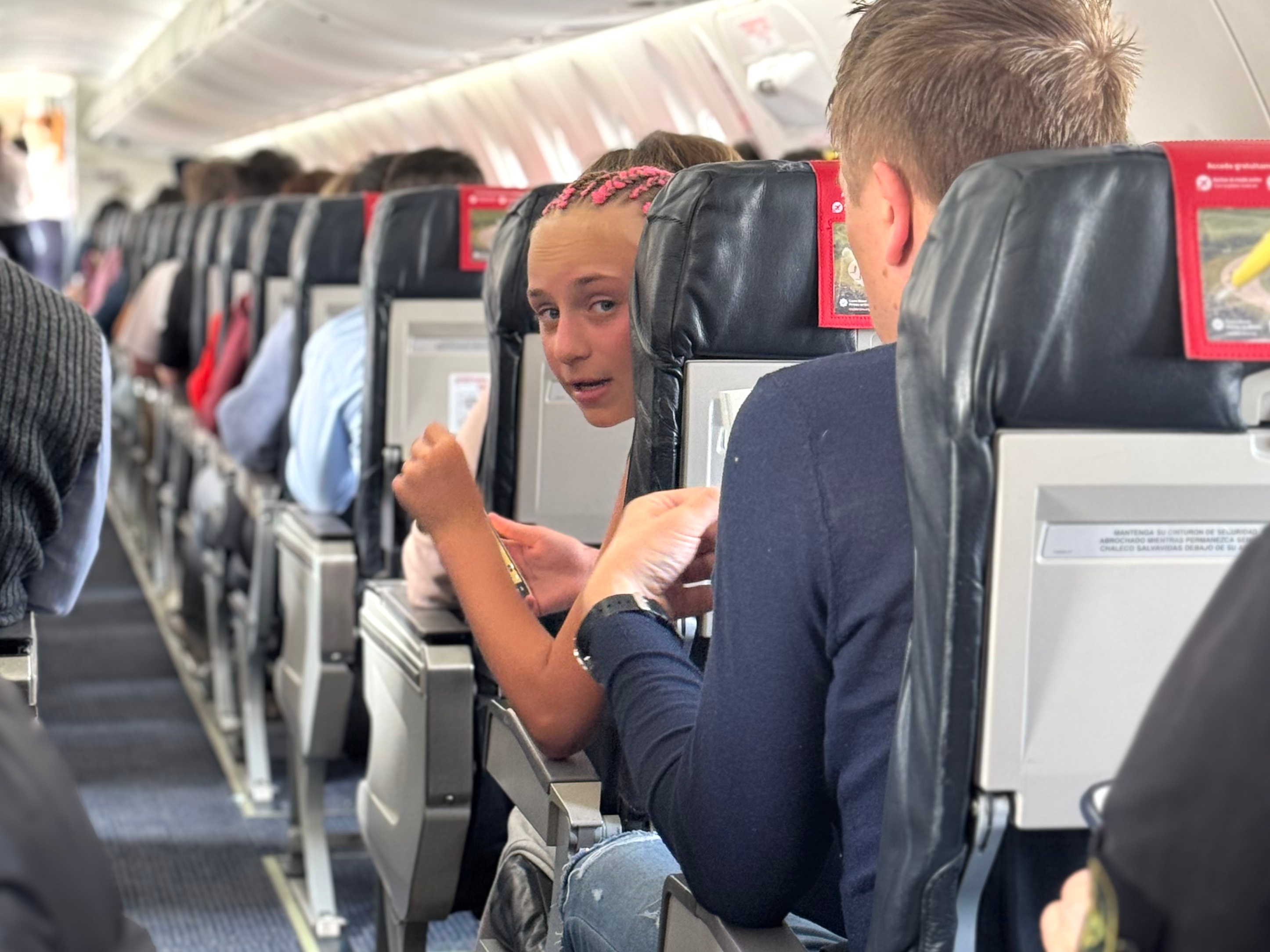 Sitzplätze mit Kindern im Flugzeug: Dürfen Kinder im Flugzeug alleine sitzen?