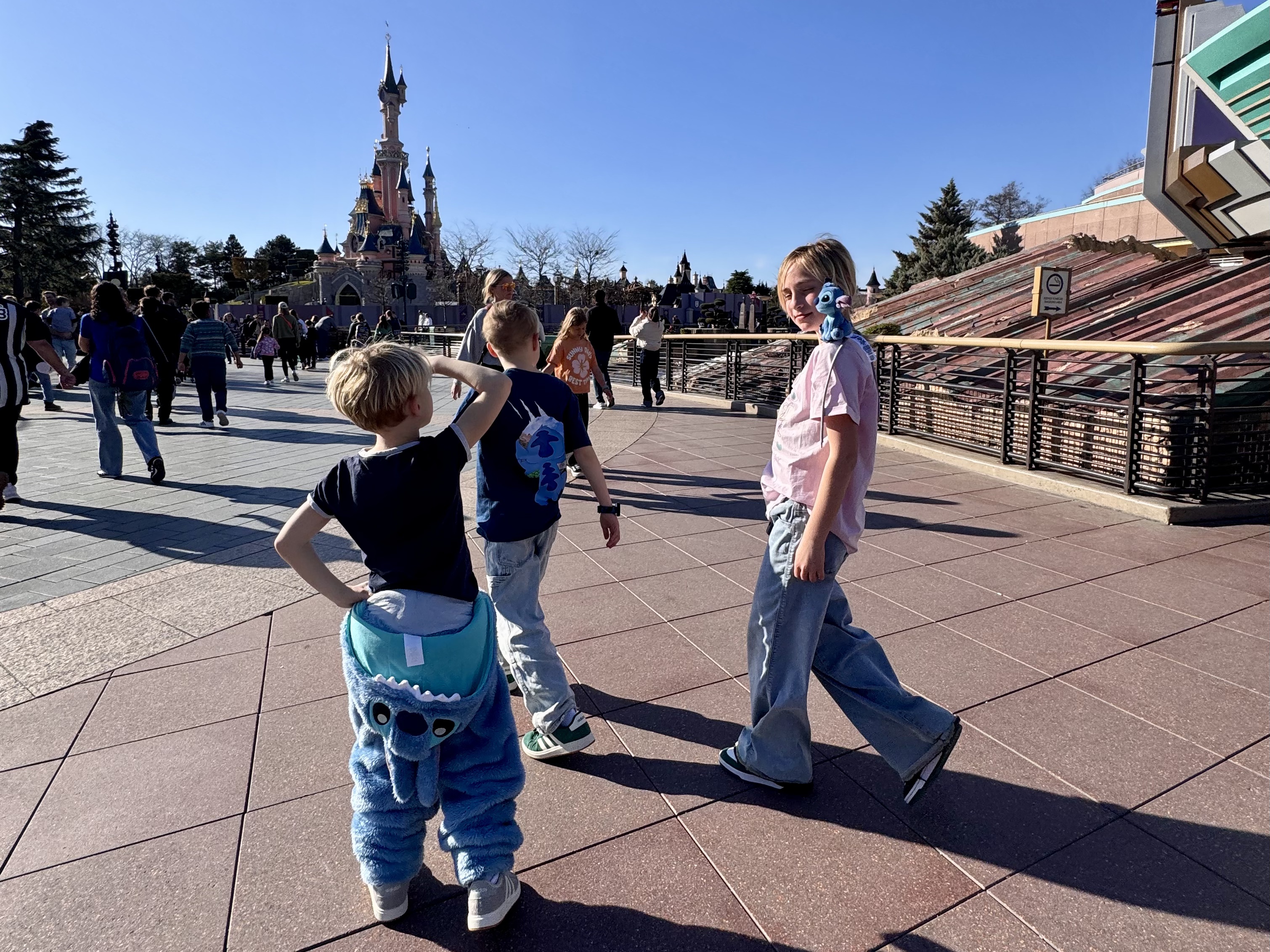 Disneyland in summer - crowds, heat and essential tips for Disneyland in July and August with kids